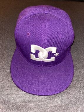 2010s men’s DC Shoe Skate boarding hat. Size 7 1/4. Purple & White. Kipa Premium